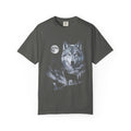 Airbrushed wolf howling at a full moon in cold silver, ash-grey and ice-blue tones on black, 90s nature-tee style.