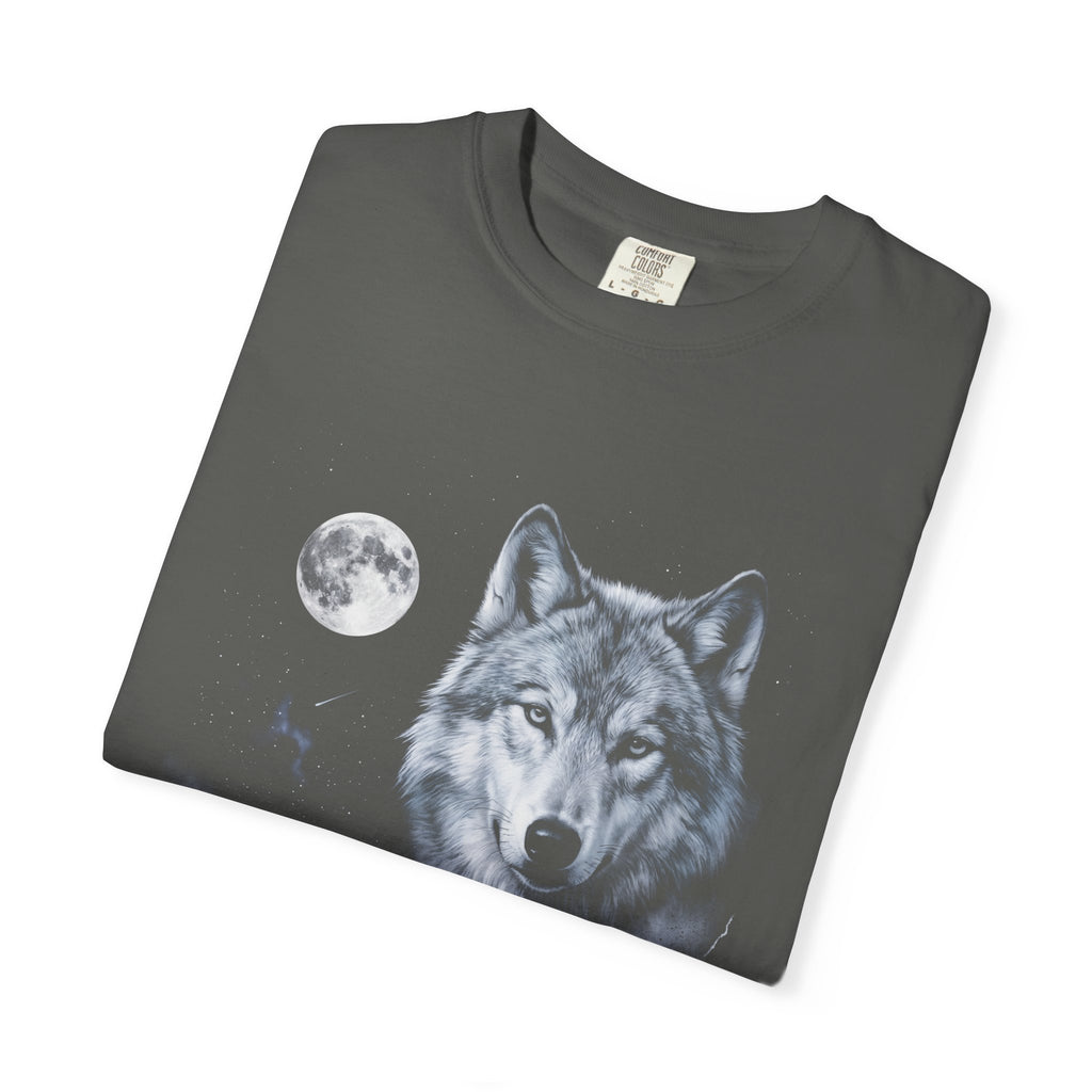 Airbrushed wolf howling at a full moon in cold silver, ash-grey and ice-blue tones on black, 90s nature-tee style.