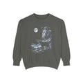 Retro airbrushed tapir howling at the moon in cold silver, grey, and ice-blue tones on black, 90s nature-tee style.