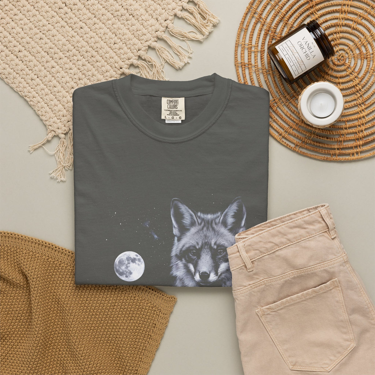 Airbrushed fox howling at the moon in cold white, silver, and ice blue against black, 1990s nature-tee style.