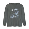 1990s airbrush art of a sloth howling at the moon in silver, ash grey, and ice blue on black.